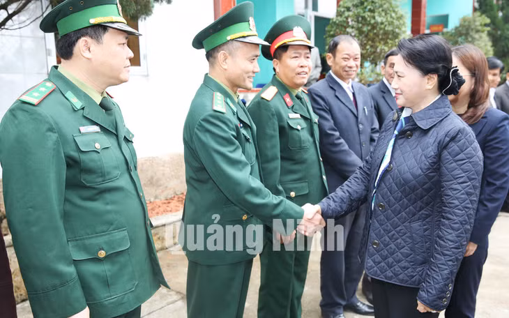 Chủ tịch Quốc hội Nguyễn Thị Kim Ngân thăm, tặng quà cán bộ chiến sỹ biên phòng đóng quân tại huyện Hải Hà .