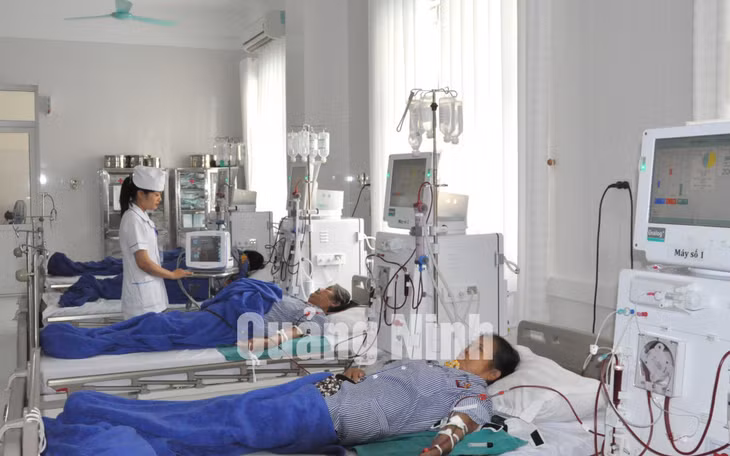 Bệnh nhân chạy thận nhân tạo tại Trung tâm Y tế TX Quảng Yên (5-2017). Ảnh: Hoàng Quý