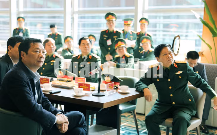 Đại tướng Ngô Xuân Lịch thăm Cảng hàng không quốc tế Vân Đồn và nghe báo cáo tiến độ một số dự án tại huyện Vân Đồn (3-2019). Ảnh: Hồng Nhung