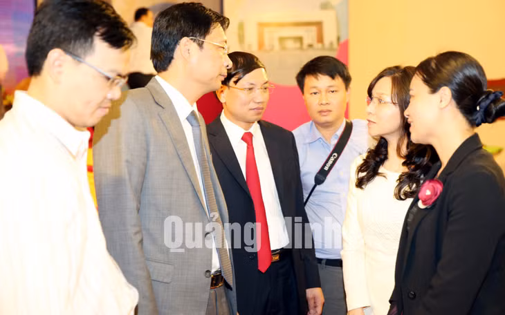 Đồng chí Nguyễn Văn Đọc, Bí thư Tỉnh ủy, Chủ tịch HĐND tỉnh trò chuyện cùng các đại biểu dự Hội nghị.