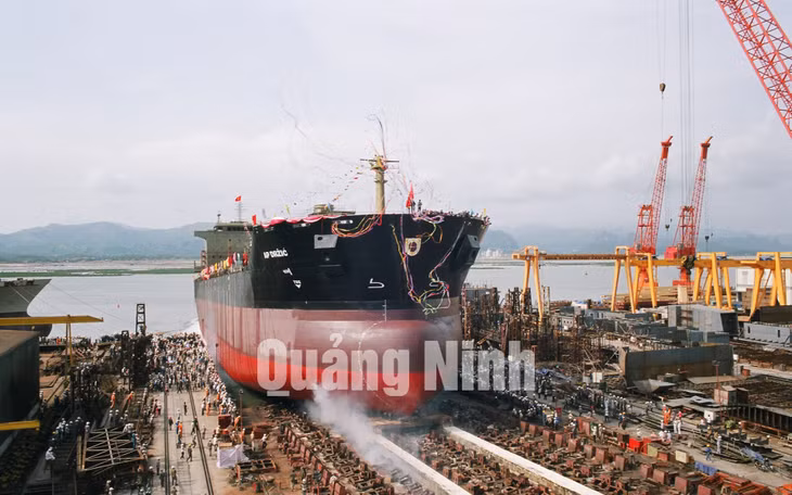 Hạ thủy tàu 5.300 tấn HL07 xuất khẩu sang Croattia năm 2008.