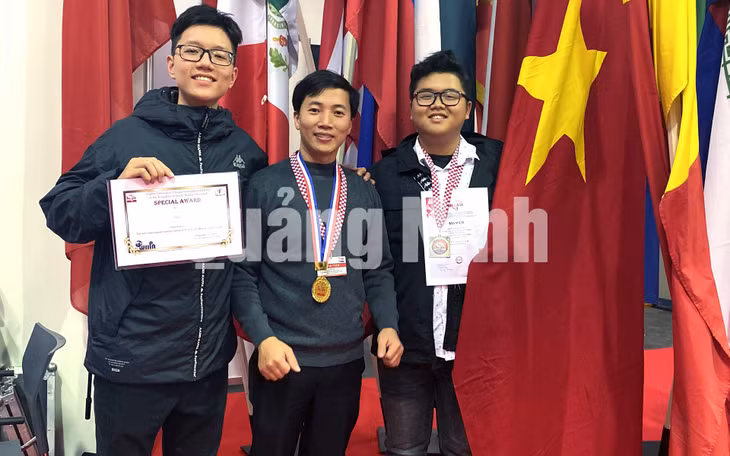Em Lương Nguyên Cát (bên trái) và em Nguyễn Khánh Toàn (bên phải) chụp ảnh lưu niệm cùng thầy hướng dẫn là Tiến sĩ Đặng Toàn Vinh (12-2019). Ảnh: Lan Anh