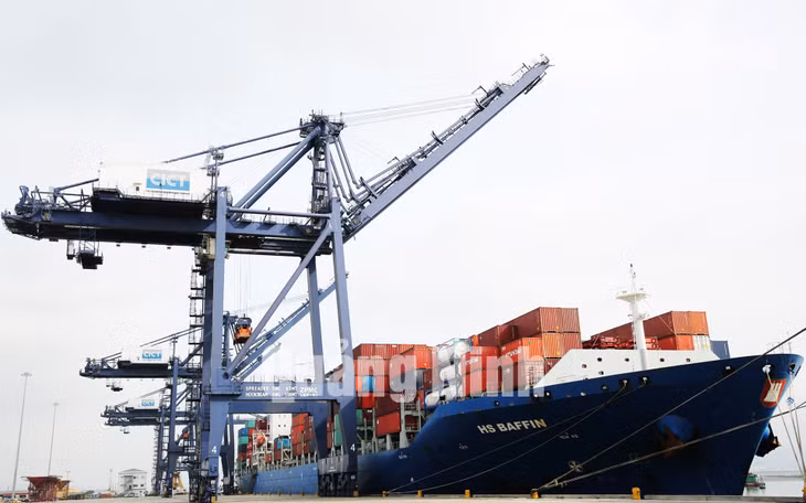 Tàu container quốc tế HS BAFFIN làm hàng tại Cảng Container Quốc tế Cái Lân. Ảnh: Đỗ Phương