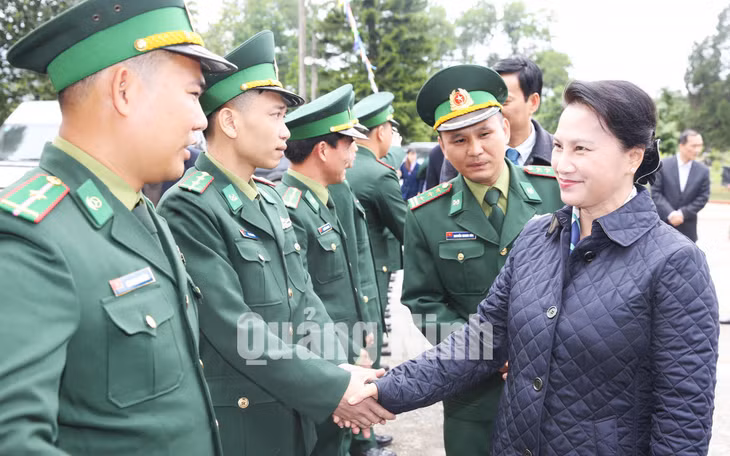 Chủ tịch Quốc hội Nguyễn Thị Kim Ngân thăm cán bộ chiến sỹ biên phòng đóng quân tại huyện Hải Hà.
