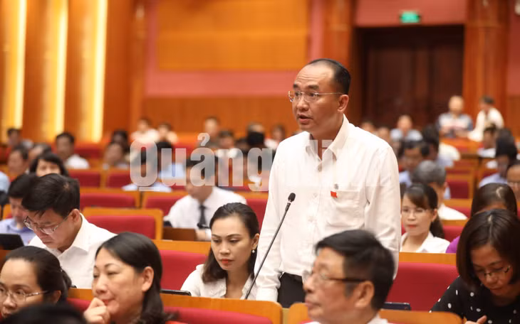 Đại biểu HĐND tham gia chất vấn thành viên UBND tỉnh về 2 nhóm vấn đề gồm Công tác đào tạo nghề; giải ngân vốn đầu tư công trong ngày làm việc thứ 2 (7-2020). Ảnh: Đỗ Phương