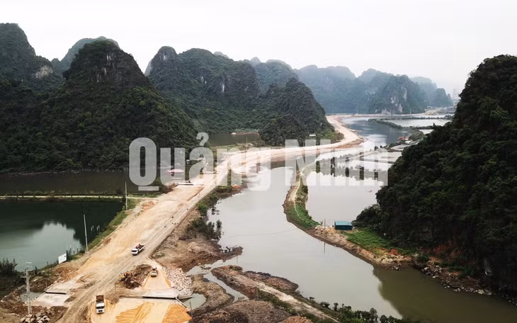 Toàn tuyến đường bao biển Hạ Long - Cẩm Phả đoạn qua TP Cẩm Phả (4-2020). Ảnh: Đỗ Phương