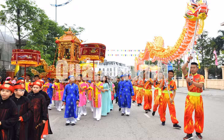 Nghi lễ rước Đức ông Trần Quốc Nghiễn rực rỡ màu sắc trên tuyến phố của TP Hạ Long (4-2018). Ảnh: Phan Hằng