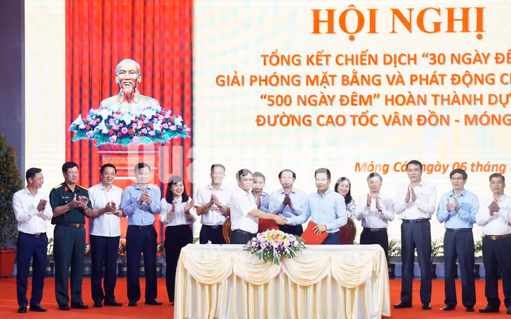 Lễ ký kết triển khai chiếc dịch 500 ngày đêm hoàn thành Dự án đường cao tốc Vân Đồn-Móng Cái (8-2020). Ảnh: Minh Đức