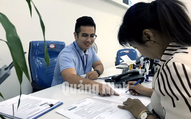 Người dân làm thủ tục tại quầy làm việc của Sở Kế hoạch-Đầu tư (9-2019). Ảnh: Hoàng Quỳnh