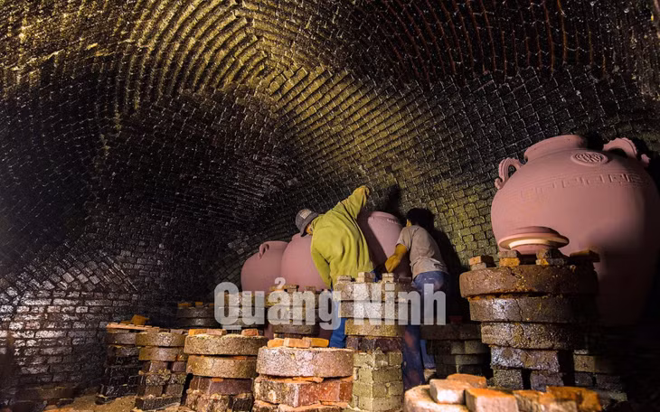 Sản phẩm được đưa vào lò nung tại gốm sứ Vĩnh Hồng (5-2019). Ảnh: Vũ Hoàng Hiệp