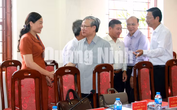 Đồng chí Trần Quốc Vượng, Ủy viên Bộ Chính trị, Thường trực Ban Bí thư T.Ư Đảng trò chuyện với cán bộ, công chức xã Tiền An (4-2019). Ảnh: Mạnh Trường