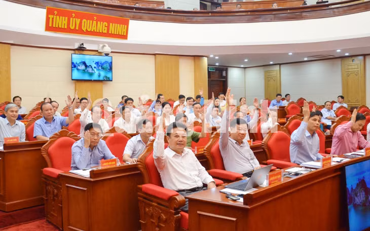Ban Chấp hành Đảng bộ tỉnh biểu quyết thống nhất ban hành Nghị quyết về việc mở rộng địa giới hành chính, không gian phát triển của TP Hạ Long với huyện Hoành Bồ (10-2019). Ảnh: Nguyễn Thanh