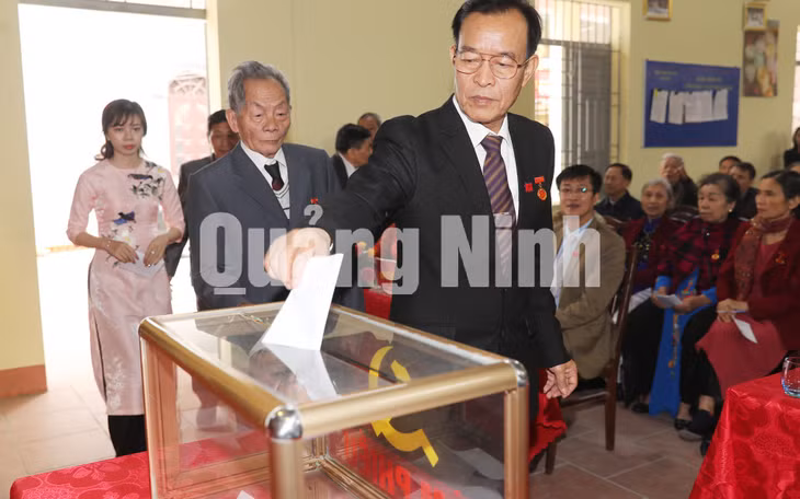 Đảng viên khu phố 6, phường Bãi Cháy, TP Hạ Long bỏ phiếu bầu cấp ủy mới (1-2020). Ảnh: Đỗ Phương