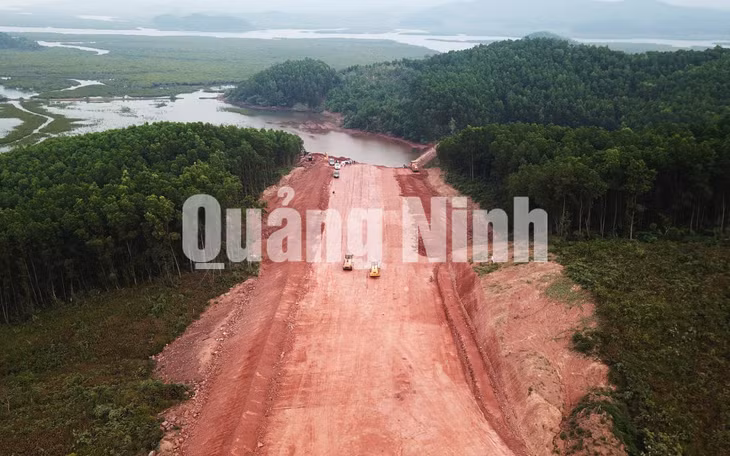 Thi công cao tốc Vân Đồn - Móng Cái (đoạn qua huyện Vân Đồn) (12-2019). Ảnh: Đỗ Phương
