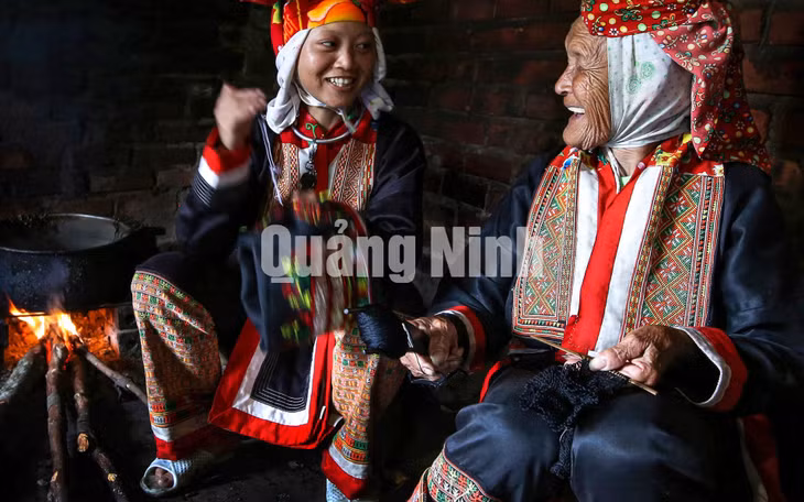 Truyền nghề (phụ nữ Dao Thanh Phán, huyện Bình Liêu). Ảnh: Dương Phượng Đại