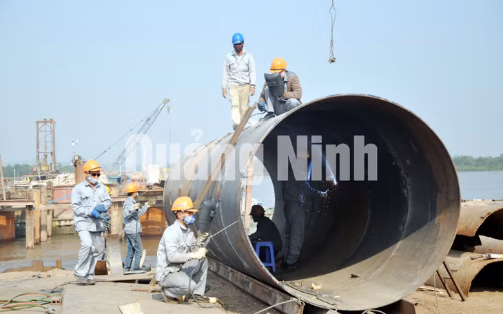 Thi công gói thầu số 5 Dự án đường nối TP Hạ Long với cầu Bạch Đằng (12-2014). Ảnh: Đỗ Phương