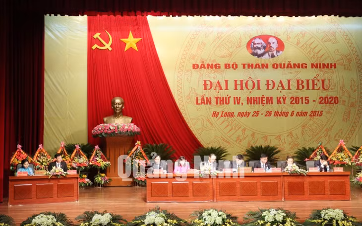 Đoàn Chủ tịch điều hành đại hội.