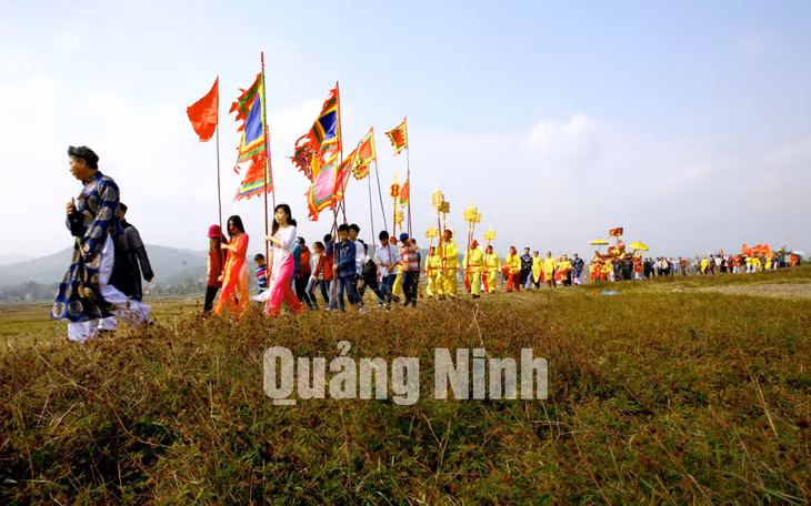 Đoàn rước nghinh thần từ nghè lên đình. Ảnh: Dương Phượng Đại