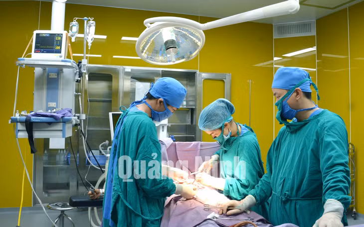 Các sĩ trẻ của Bệnh viện Đa khoa Khu vực Móng Cái (Cơ sở 2) thực hiện ca mổ đẻ khó (11-20202). Ảnh: Nguyễn Hoa