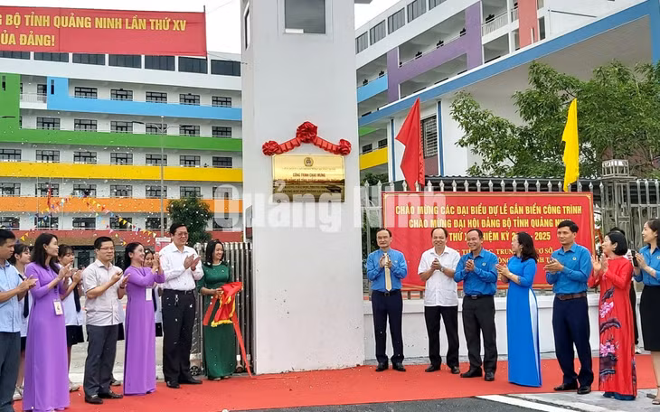 LĐLĐ tỉnh gắn biển chào mừng Đại hội Đảng bộ tỉnh cho công trình Trường TH,THCS,THPT Lê Thánh Tông (TP Hạ Long) (9-2020). Ảnh: Thanh Hằng