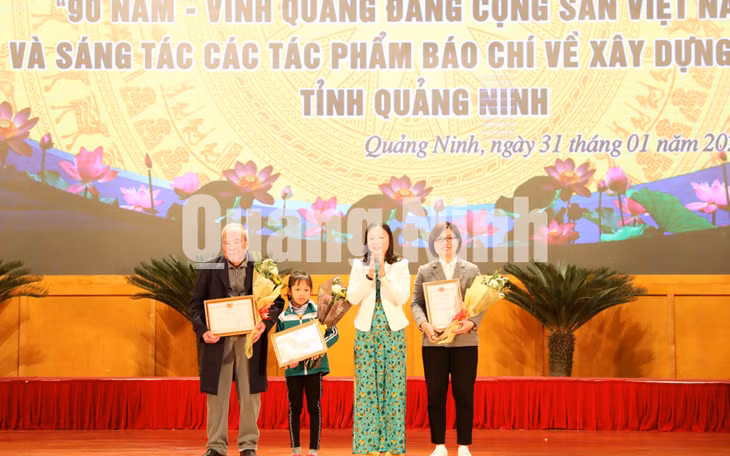 Trao giải cho tác giả cao tuổi nhất và tác giả trẻ tuổi nhất 2 cuộc thi (1-2020). Ảnh: Thu Chung