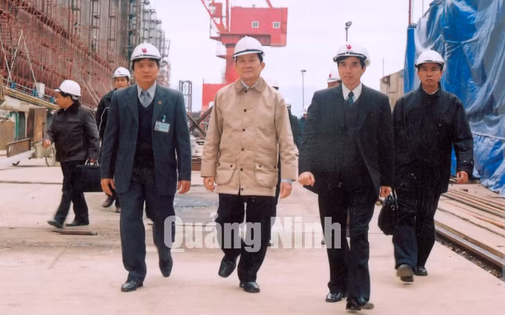 Đồng chí Trương Tấn Sang, Ủy viên Bộ Chính trị, Trường trực Ban Bí thư (nay là Chủ tịch nước) thăm và làm việc tại Công ty (14-3-2006).