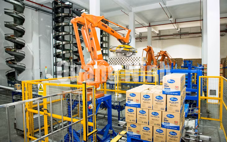 Sử dụng robot trong đóng gói, xếp hàng tại Công ty TNHH Dầu thực vật Cái Lân (KCN Cái Lân, TP Hạ Long). Ảnh: Mạnh Trường