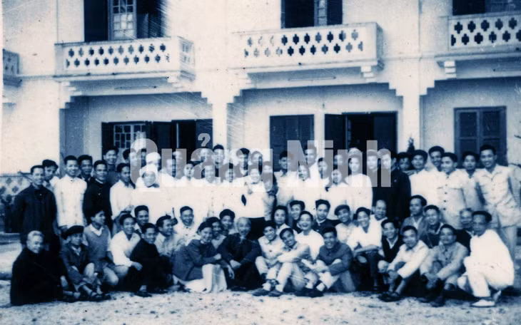 Chủ tịch Hồ Chí Minh chụp ảnh cùng cán bộ khu Hồng Quảng, tại Bãi Cháy (3-1961).