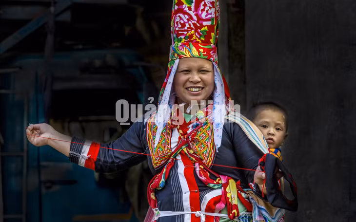 Mẹ con dân tộc Dao Thanh Phán ở huyện Bình Liêu. Ảnh: Dương Phượng Đại
