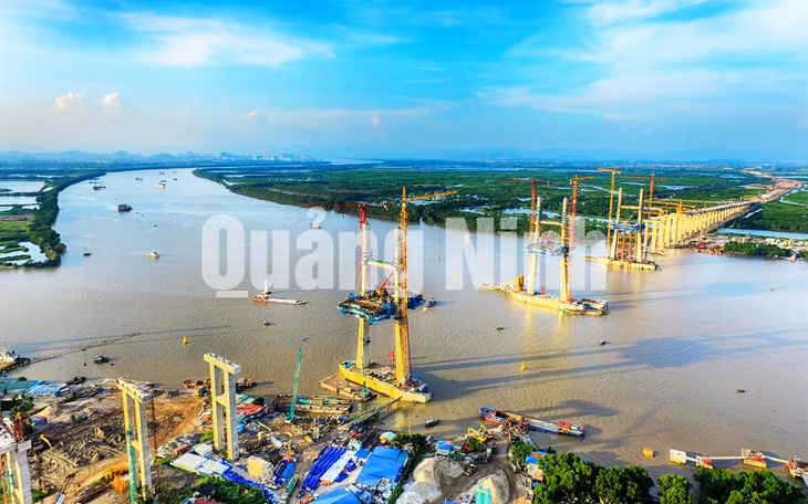 Cầu Bạch Đằng được thiết kế là cầu dây văng hệ cáp 2 mặt phẳng, nhiều nhịp; cầu chính dài 700m, rộng 28m, tĩnh không thông thuyền cao 48,4m (9-2017). Ảnh: Đỗ Phương