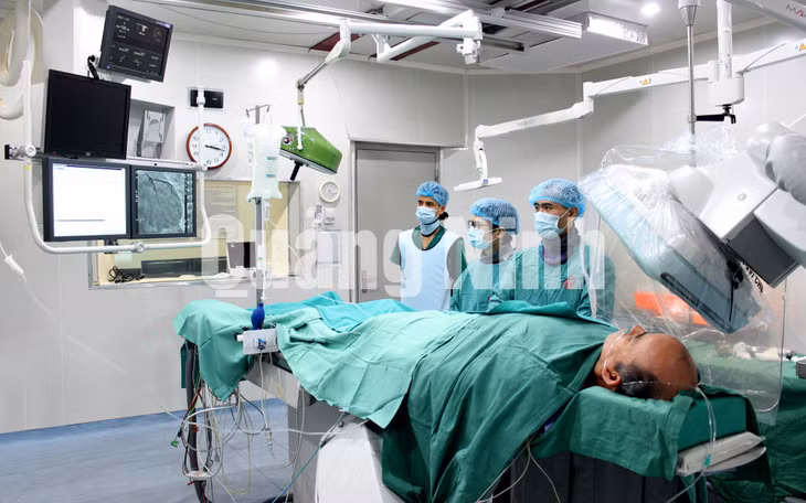 Bác sĩ Bệnh viện Việt Nam - Thụy Điển Uông Bí theo dõi, phân tích các chỉ số sức khỏe người bệnh từ máy chụp mạch số hóa xóa nền DSA (4-2020). Ảnh: Việt Hoa