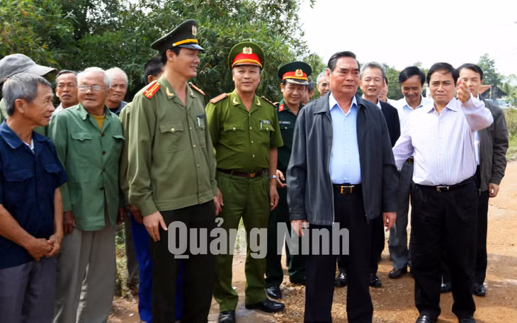 Quân và dân huyện Vân Đồn chào mừng đồng chí Lê Hồng Anh, Ủy viên Bộ Chính trị, Thường trực Ban Bí thư đến thăm.