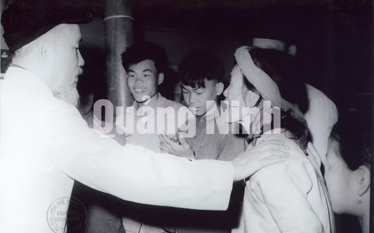 Chủ tịch Hồ Chí Minh chúc Tết gia đình ông bà Trần Mộc Sinh, dân tộc Hoa ở thôn Khe Cát, xã Minh Thành, huyện Yên Hưng (nay là TX Quảng Yên) (2-2-1965).