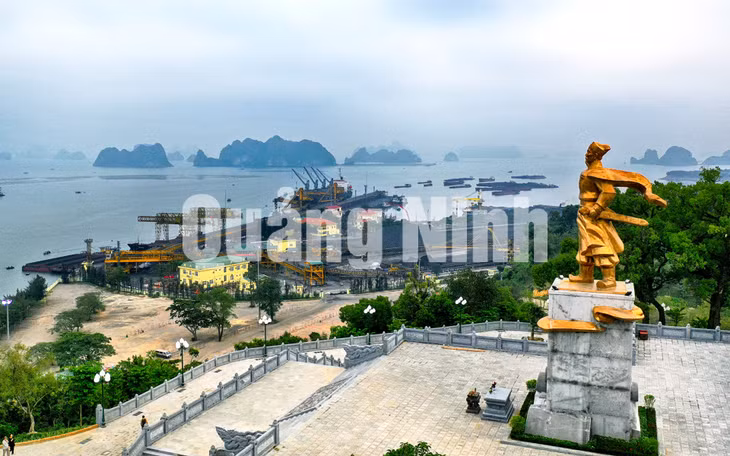 Tượng Đức ông Trần Quốc Tảng tại di tích đền Cửa Ông (12-2018). Ảnh: Hùng Sơn