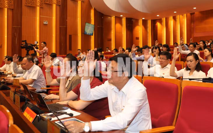 Đại biểu HĐND tỉnh biểu quyết thông qua 22 nghị quyết quan trọng (7-2020). Ảnh: Đỗ Phương