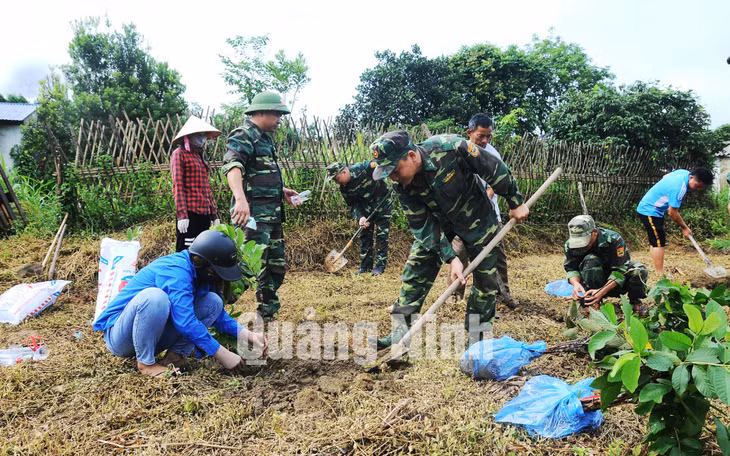Cán bộ, chiến sĩ Đồn Biên phòng Pò Hèn giúp người dân xã Hải Sơn (TP Móng Cái) xây dựng vườn mẫu (8-2019). Ảnh do đơn vị cung cấp