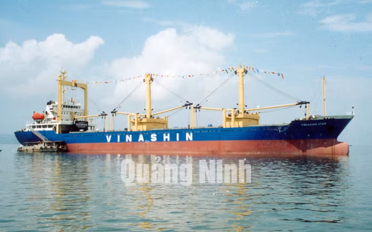Con tàu lớn nhất đầu tiên do Việt Nam đóng mới chở hàng đến các cảng biển trên thế giới (tại thời điểm 2003). Công trình chào mừng 40 năm thành lập tỉnh Quảng Ninh.