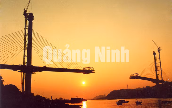 Xây dựng cầu Bãi Cháy. Ảnh: Đỗ Phương