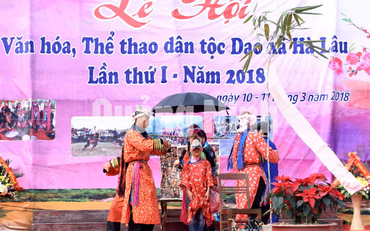 Lễ cấp sắc của người Dao tại lễ hội Văn hóa, thể thao dân tộc Dao xã Hà Lâu lần thứ I-2018. Ảnh: Công Thành