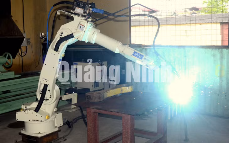 Sử dụng robot hàn tự động đối với các chi tiết cần độ chính xác cao và khối lượng nhiều. Ảnh: Lương Giang