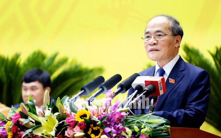 Thay mặt Bộ Chính trị, đồng chí Nguyễn Sinh Hùng, Ủy viên Bộ Chính trị, Chủ tịch Quốc hội khẳng định Quảng Ninh phát triển trở thành một trong những cực tăng trưởng kinh tế của cả nước