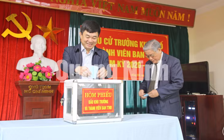 Đồng chí Ngô Hoàng Ngân, Phó Bí thư Thường trực Tỉnh ủy, bỏ phiếu bầu khu trưởng tại khu phố 8, phường Hồng Hải, TP Hạ Long (1-2020). Ảnh: Hùng Sơn