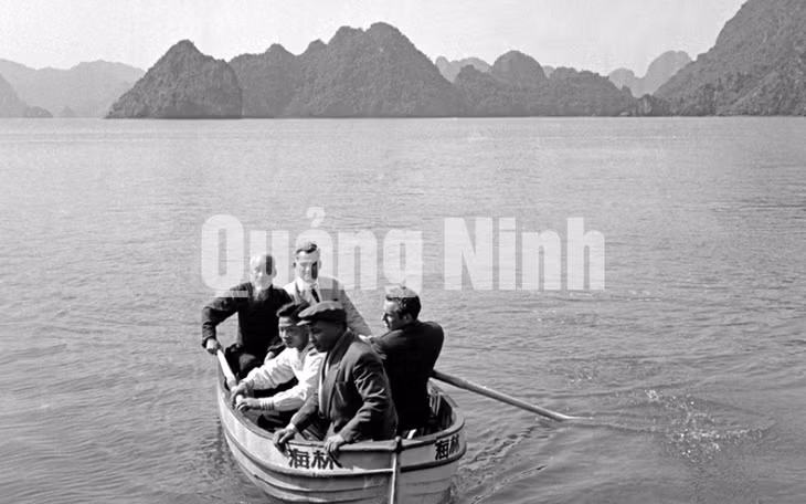 Chủ tịch Hồ Chí Minh cùng G.Titov và Đại sứ Liên Xô tại Việt Nam ngồi xuồng do đích thân G.Titov chèo, ghé vào hòn đảo trên Vịnh Hạ Long mà sau đó được Người đặt tên là đảo G.Titov.