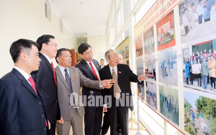 Bên lề Đại hội các đại biểu dự Đại hội xem hình ảnh thành tựu tỉnh Quảng Ninh, nhiệm kỳ 2010-2015
