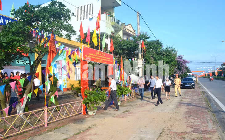 Từ sáng sớm, các cử tri đã nô nức đi bỏ phiếu tại điểm bỏ phiếu số 6, thị trấn Đầm Hà (huyện Đầm Hà). Ảnh: Thanh Hoa