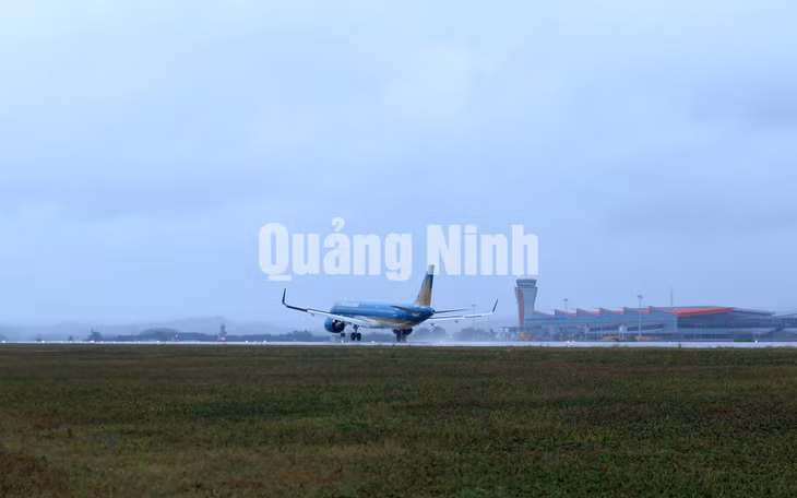 Đúng 9h30 ngày 30/12/2018, chiếc máy bay Boeing 787 mang số hiệu VN 1286 của Hãng Hàng không quốc gia Việt Nam (Vietnam Airlines) - chuyến bay thương mại đầu tiên xuất phát từ Cảng hàng không quốc tế Tân Sơn Nhất đã hạ cánh xuống Cảng hàng không quốc tế Vân Đồn. Ảnh: Đỗ Phương