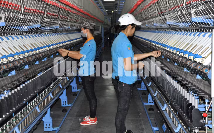 Sản xuất sợi tại Công ty TNHH Khoa học kỹ thuật Texhong Ngân Hà (1-2013). Ảnh: Hữu Việt