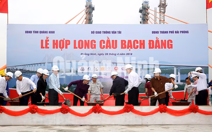 Các đồng chí lãnh đạo Trung ương, tỉnh Quảng Ninh đổ bê tông hợp long cầu Bạch Đằng (4-2018). Ảnh: Đỗ Phương