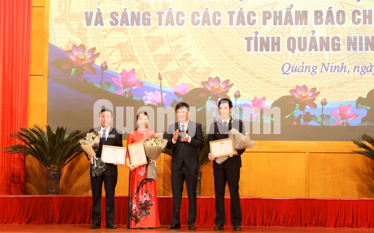 Lãnh đạo tỉnh trao giải Nhất cho 3 tập thể xuất sắc tham dự Cuộc thi tìm hiểu lịch sử “90 năm-Vinh quang Đảng Cộng sản Việt Nam” (1-2020). Ảnh: Thu Chung