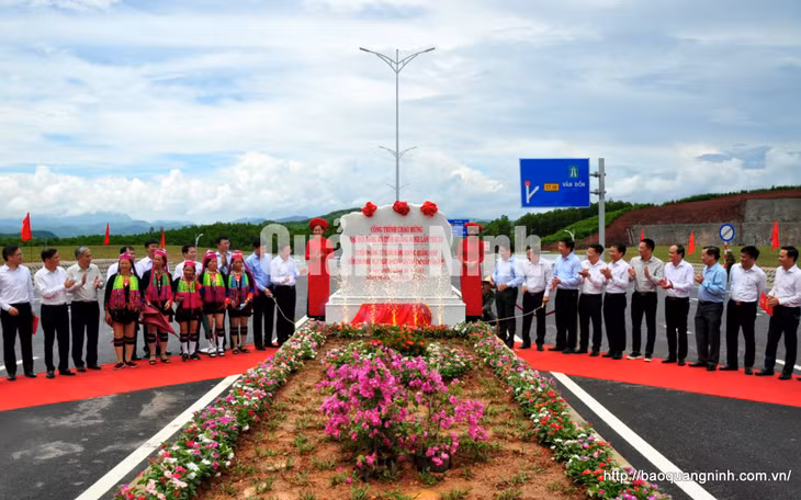 Gắn biển công trình chào mừng ĐHĐB Đảng bộ tỉnh cho Tuyến đường từ Cảng hàng không Quảng Ninh đến Khu phức hợp nghỉ dưỡng giải trí cao cấp Vân Đồn (9-2020). Ảnh: Minh Hà